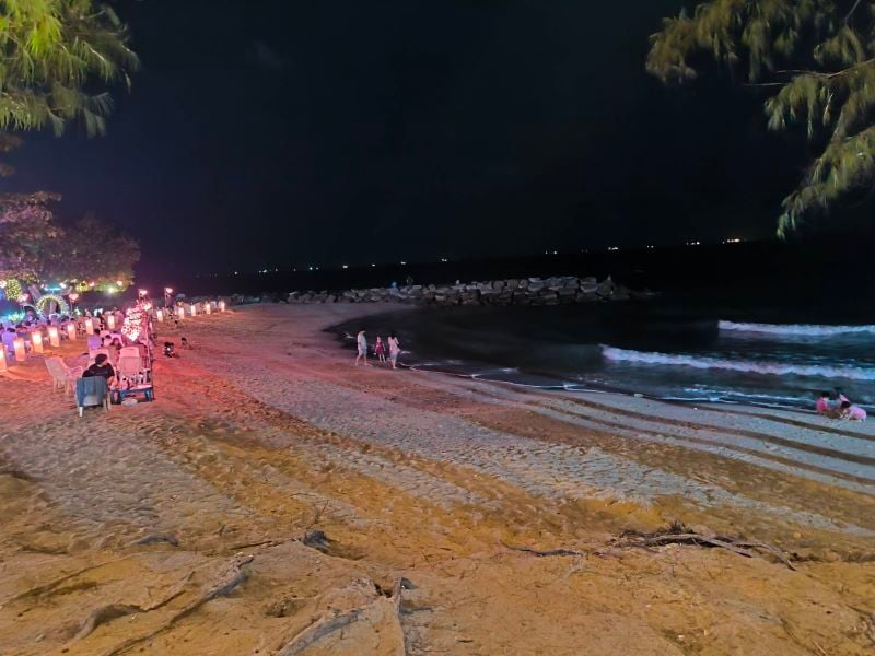 Night seafood stalls in Sang Chan beach.